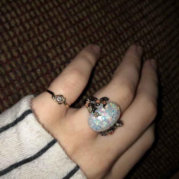 Jewelry - BEAUTIFUL(fake)OPAL Ring size 5 floral setting💞🌸
